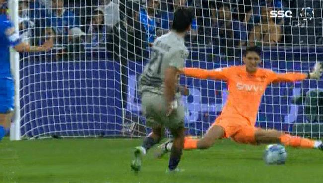 تصدي بونو الرائع يحرم الاخدود من تسجيل هدف امام الهلال