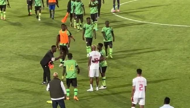 شيكابالا يلتقط الصور التذكارية مع لاعبي دريمز بعد انتهاء المباراة
