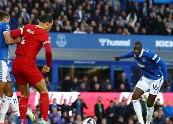 فان دايك ينتقد أداء لاعبي ليفربول أمام إيفرتون لن تكون لدينا فرصة للفوز باللقب