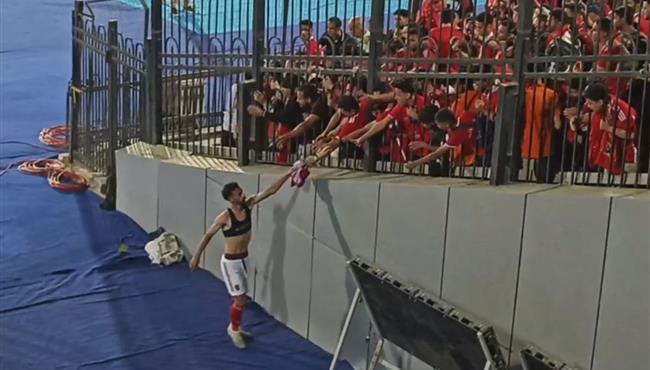 لقطة رائعة .. احمد عبد القادر يهدي قمصيه لأحد جماهير الأهلي بعد مباراة مازيمبي