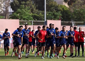 مران الأهلي كولر يجتمع مع معاونيه استعدادا لمواجهة الإسماعيلي وتدريبات قوية لـ حراس المرمى