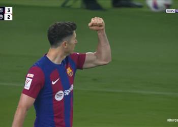 فيديو ليفاندوفسكي يسجل هدف برشلونة الثالث أمام فالنسيا