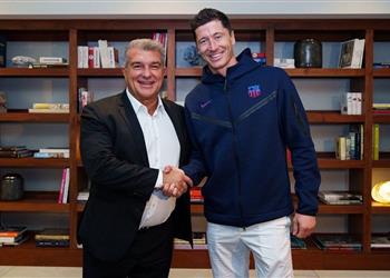 توتر العلاقة بين برشلونة ووكيل ليفاندوفسكي بسبب هانزي فليك