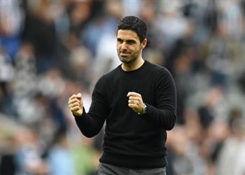 ذا أثلتيك آرسنال يعرض عقد ا جديد ا على لاعبه