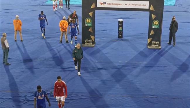 كولر يخرج غاضبا بين شوطي مباراة الاهلي وسيمبا واكرم توفيق يداعب الجماهير