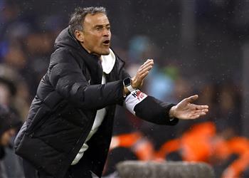 فيديو لاعب باريس سان جيرمان يرفض مصافحة إنريكي بعد استبداله أمام كليرمون