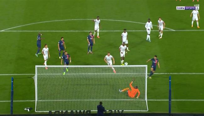 العارضة تحرم باريس سان جيرمان من تسجيل هدف امام كليرمون