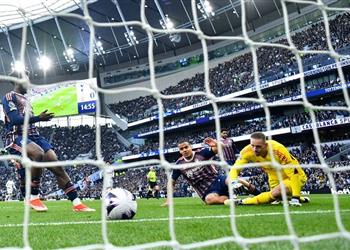 توتنهام يستغل تعثر أستون فيلا بثلاثية أمام نوتينجهام فورست في الدوري الإنجليزي