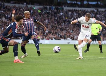 فان دي فين بعد هدفه الأول في ملعب توتنهام ليلة تاريخية لا يمكن نسيانها