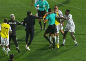 فيديو اعتداء لاعبي أبو سليم على الحكم محمد معروف في مباراة نهضة بركان بالكونفدرالية