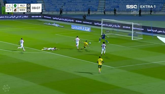 محمد شريف يهدر هدف محقق للخليج امام الوحدة في الدوري السعودي