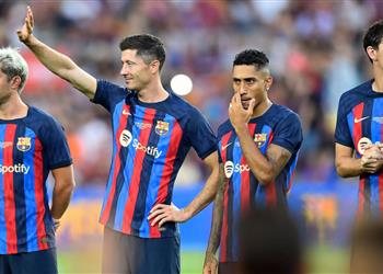 مهاجم برشلونة يرفض الدوري السعودي ويحدد شرط ا للرحيل في الصيف