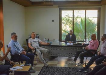 رئيس اتحاد الكرة يجتمع مع حسام حسن وميكالي لتنسيق الفترة المقبلة