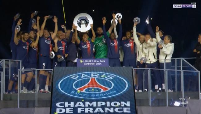 مراسم تتويج باريس سان جيرمان بطلأ للدوري الفرنسي