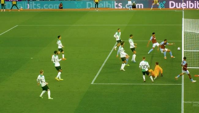 صدق او لا تصدق ,, لاعب استون فيلا يهدر هدف امام مرمي ليفربول الخالي بطريقة غريبة