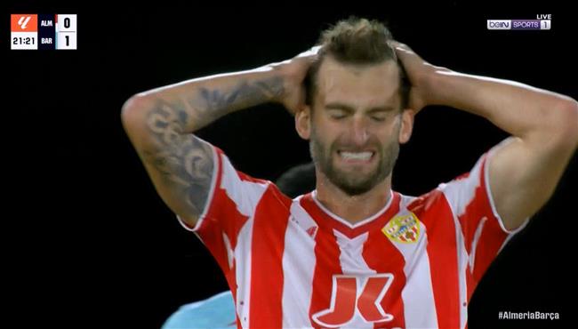 لاعب الميريا يهدر انفراد امام برشلونة بالدوري الاسباني