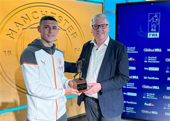 فودين بعد تسلمه جائزة لاعب العام في الدوري الإنجليزي سعيد بالعمل مع أفضل مدرب في العالم