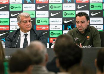تشافي يوضح رسالة لابورتا له بعد تكهنات توتر علاقتهما في برشلونة