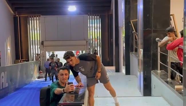 لاعبي الزمالك يلبوا طلب صحفي مغربي بالتقاط صور تذكارية معه