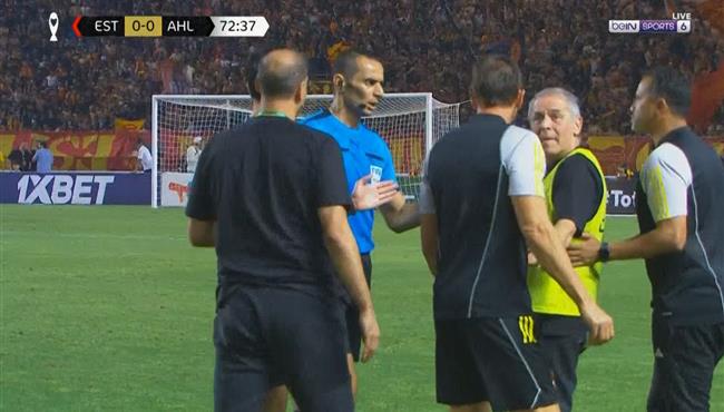 اعتراضات ونقاش حاد من كولر مع الحكم مصطفي غربال في مباراة الاهلي والترجي