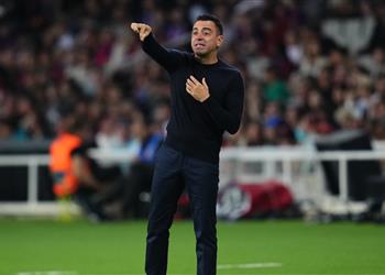 تشافي يرد على هتافات جماهير برشلونة ضد لابورتا