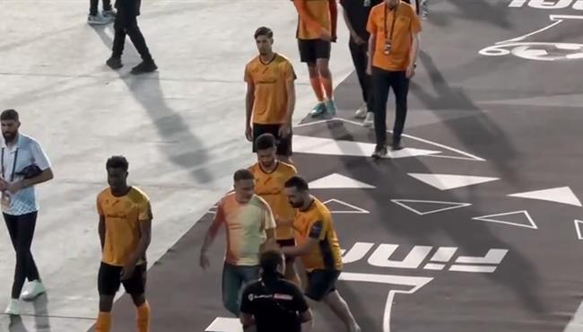 جماهير الزمالك تهاجم لاعبي نهضة بركان اثناء خروجهم من الملعب