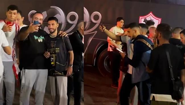 احمد فتوح وناصر ماهر يلتقطان الصور التذكارية مع الجماهير بعد الفوز بالكونفدرالية