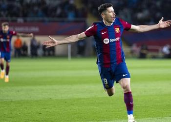 ليفاندوفسكي يحسم الجدل بشأن مستقبله مع برشلونة