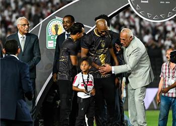 حسين لبيب يوجه رسالة إلى جماهير الزمالك بعد التتويج بـ كأس الكونفدرالية