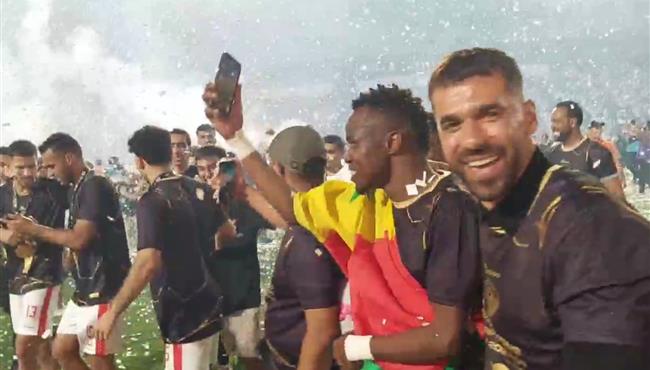 عبد الله السعيد يحتفل مع ابراهيما نداي بعد تتويج الزمالك بكأس الكونفدرالية