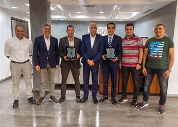 جمال علام يكرم حكمين بعد مشاركتهما في كأس أمم إفريقيا للصالات