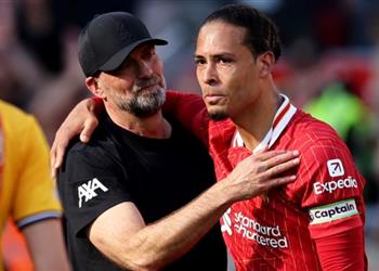 بقيادة فان دايك لاعبو ليفربول يقدمون هدية الوداع لـ كلوب