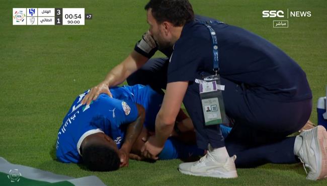 اصابة مالكوم وخروجة  في مباراة الهلال والطائي بالدوري السعودي