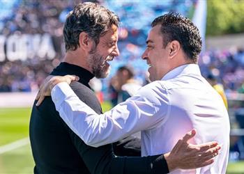 مدرب إشبيلية عن إقالة تشافي برشلونة يسيء معاملة أساطيره