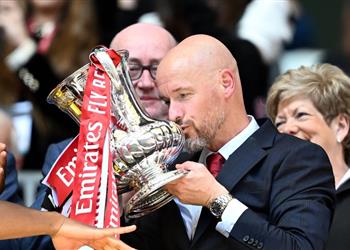 شيرر عن مستقبل تين هاج يا لها من طريقة للخروج بعد الفوز بكأس الاتحاد الإنجليزي