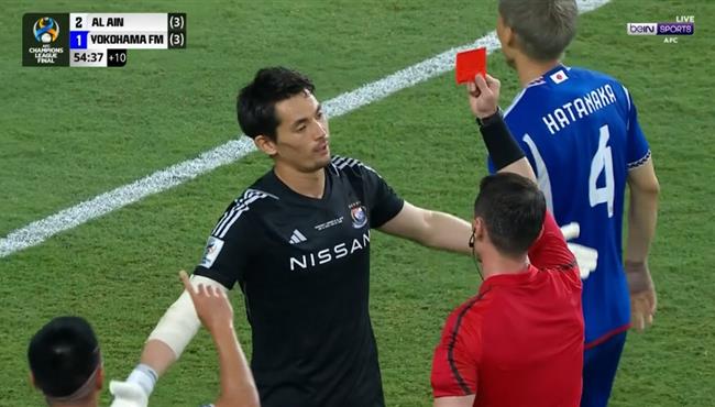 طرد حارس يوكوهاما بعد تدخل عنيف علي سفيان رحيمي بنهائي دوري ابطال اسيا