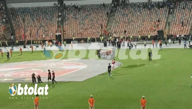 كهربا يحتفل مع الجماهير بعلم الأهلي بعد الفوز علي الترجي في دوري ابطال افريقيا