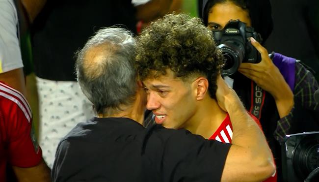 بكاء امام عاشور وعناق حار لـ كولر بعد تتويج الاهلي بدوري ابطال افريقيا