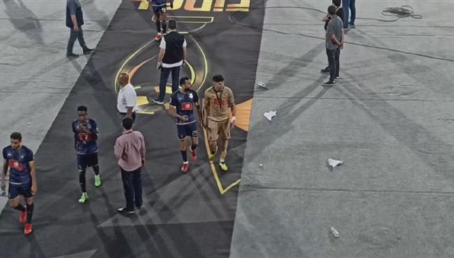 جماهير الاهلي تحيي لاعبي الترجي اثناء مغادرة الملعب بعد الخسارة من الاهلي