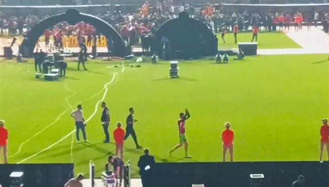 محمد الشناوي يتجول في الملعب احتفالا مع الجماهير بعد فوز الاهلي بدوري ابطال افريقيا