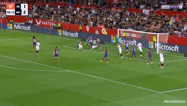 هل حرم الحكم اشبيلية من ركلة جزاء امام برشلونة بالدوري الاسباني