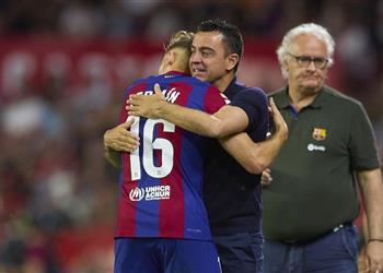فيرمين لوبيز يوضح سبب معانقته لـ تشافي بعد تسجيله في مباراة برشلونة وإشبيلية
