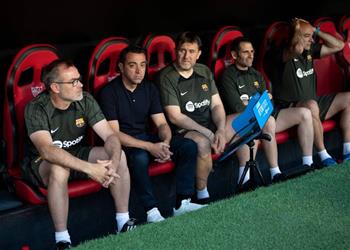 آس تشافي يستعد لاجتماع مثير مع مسؤولي برشلونة ويعلن التحدي أمام لابورتا