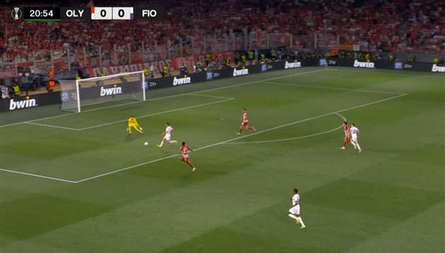 حارس اولمبياكوس يتصدي لـ انفراد تام امام فيورنتينا في نهائي دوري المؤتمر الاوروبي