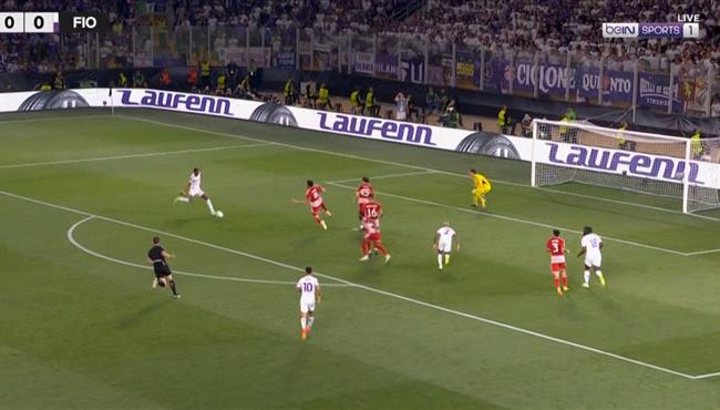 كريستيان كوامي يهدر هدف محقق لـ فيورنتينا امام اولمبياكوس في نهائي دوري المؤتمر الاوروبي