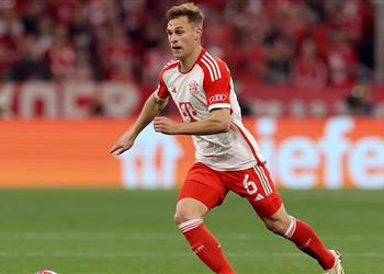 ليفاندوفسكي يهدد انتقال كيميش من بايرن ميونخ إلى برشلونة