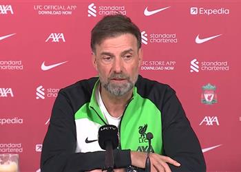 كلوب ساخر ا من اقتراحات فيفا لا يمكنني البقاء حي ا وسط أسماك القرش