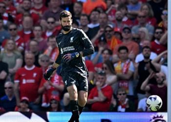 ليفربول يحسم موقفه من بيع أليسون بعد اهتمام الدوري السعودي