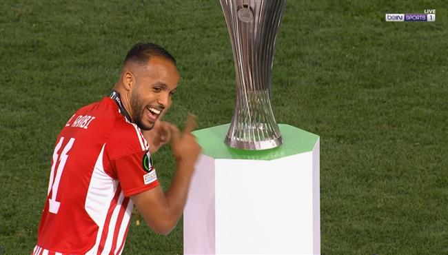 مراسم تتويج اولمبياكوس بطلا لـ دوري المؤتمر الاوروبي