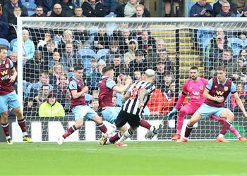 بيرنلي يقترب من الهبوط بعد الخسارة برباعية أمام نيوكاسل في الدوري الإنجليزي